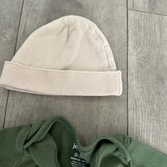 Carter’s 0-3 Month Baby Boy 3 piece matching outfit set
Pants bodysuit & hat - Picture 10 of 12